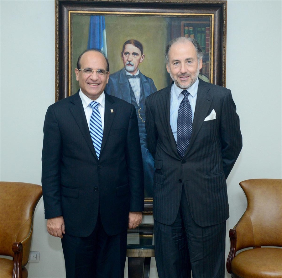 Embajador de España visita Presidente de la JCE