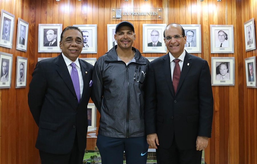 Castaños Guzmán recibe visita de cortesía del ex campeón mundial y olímpico Félix Sánchez