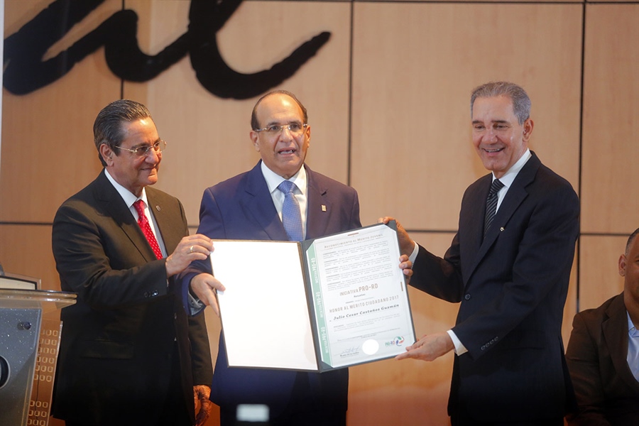 Castaños Guzmán recibe reconocimiento al Mérito Ciudadano 2017