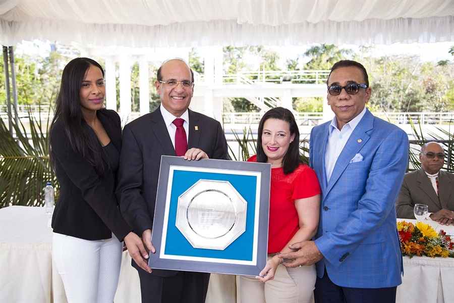 Federación Dominicana de Natación premia a Castaños Guzmán por su Trayectoria Profesional, contribución a la Cultura  y aportes al Deporte Nacional