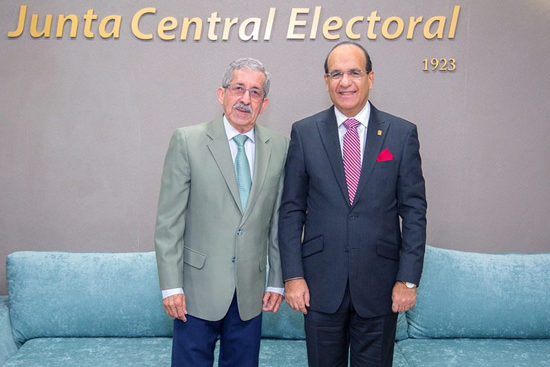 Presidente JCE, Julio César Castaños Guzmán, recibe la visita del señor Rafael Toribio, ex rector de INTEC