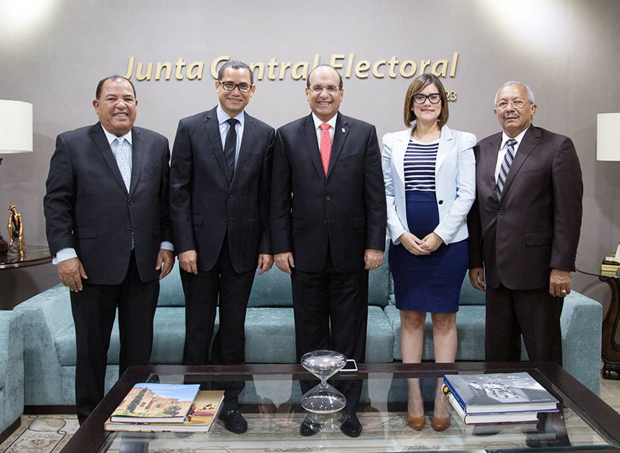 Castaños Guzmán recibe visita de cortesía de César Cedeño, Eddy Olivares, Salvador Ramos y Elizabeth Mateo