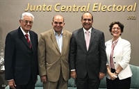 Miembros de la JCE reciben visita del Dr. Pelegrín Castillo