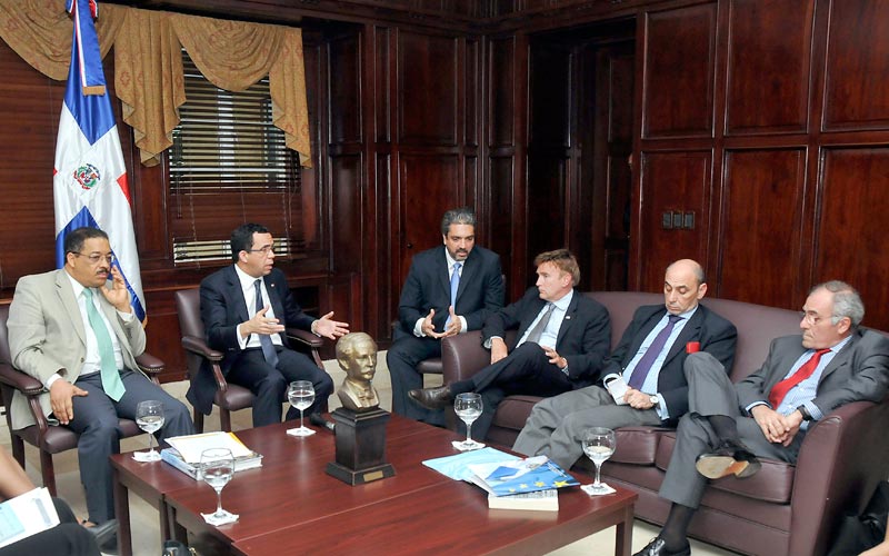 Canciller Navarro y Roberto Rosario encabezan reunión con embajadores EEUU, UE y PNUD; detallan proceso de documentación