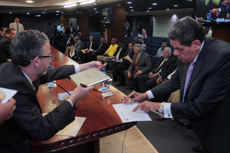 Rosario Márquez presenta a partidos importantes novedades para elecciones 2016 y padrón electoral