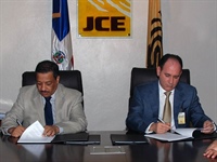 JCE firma contrato con empresa ganadora suplir equipos y materiales nueva cédula de identidad