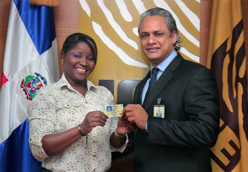 Marie Desir, hija de padres haitianos, recibe su Cédula de Identidad y Electoral que la acredita como ciudadana dominicana