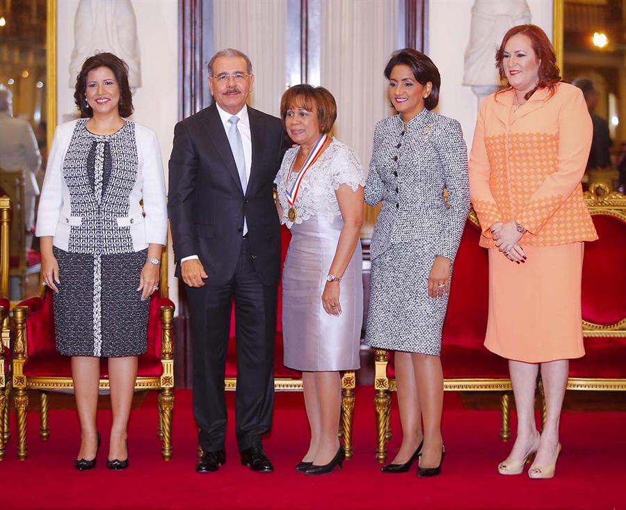 Magistrada Graciano de los Santos recibe Medalla al Mérito de la Mujer 2017