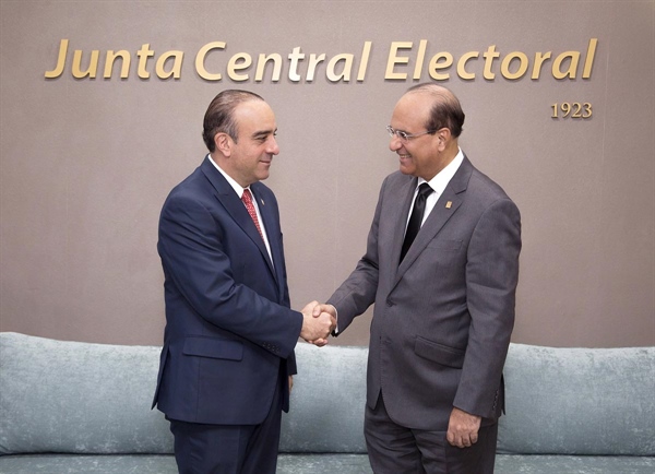 Julio César Castaños Guzmán recibe al Senador Arístides Victoria Yeb