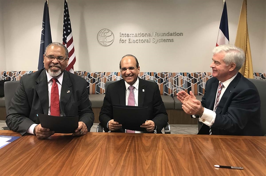 JCE y la IFES firman acuerdo bilateral en Washington