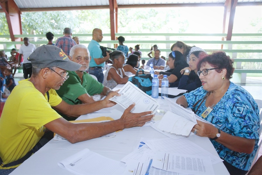Comisión especial JCE asiste cientos de personas sin actas de nacimiento en Pedro Brand y La Guáyiga