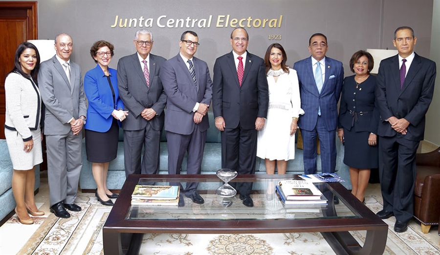Miembros JCE reciben integrantes del Tribunal Superior Electoral