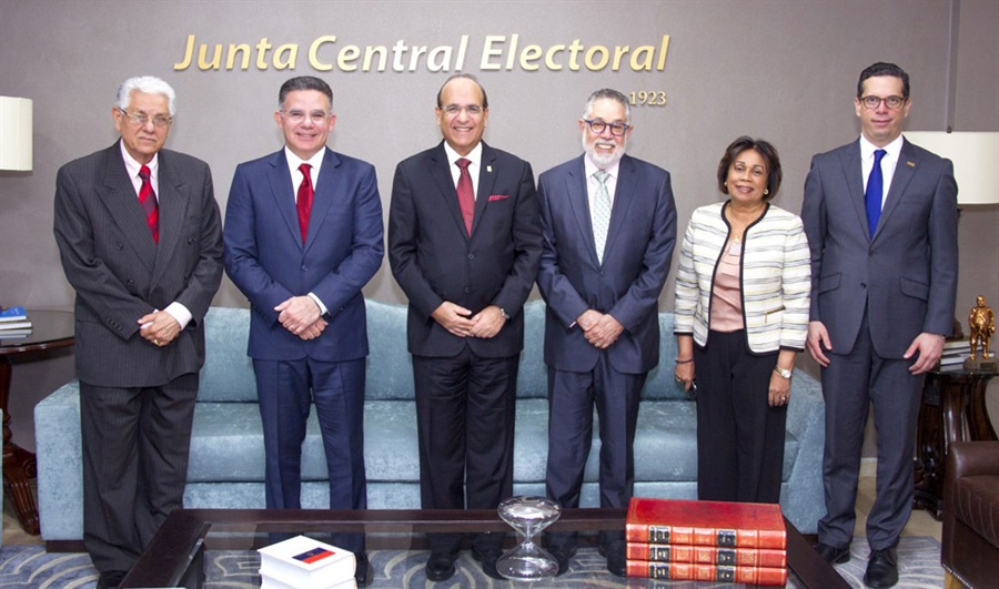 JCE sostiene reunión con representantes CONEP