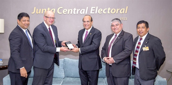 JCE recibe los archivos digitales de las actas dañadas en Miches