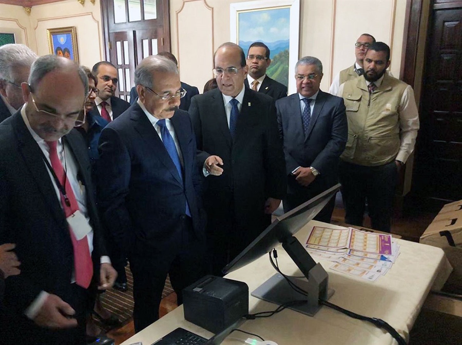 Pleno JCE realiza demostración del Voto Automatizado al Presidente Medina