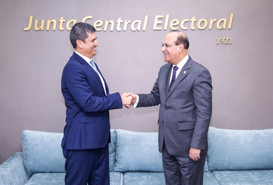 Presidente JCE recibe visita del ex fiscal Electoral de México