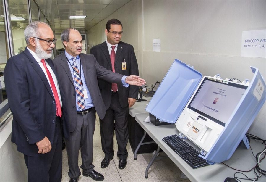 JCE presenta equipos propuestos en Licitación Pública Internacional de Voto Automatizado a veedores y delegados de partidos