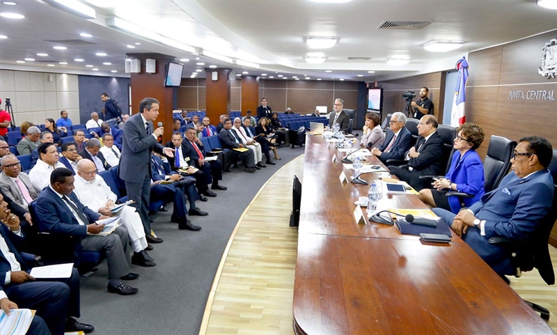 Pleno JCE sostiene reuniÃ³n con delegados y tÃ©cnicos de partidos polÃ­ticos para presentar estatus del Calendario Electoral 2020