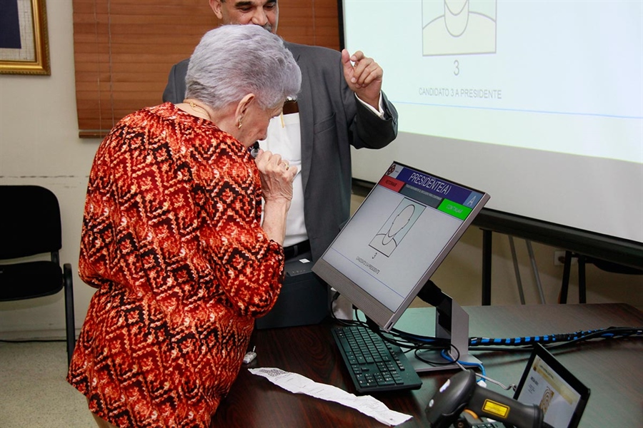 JCE realiza demostración de Voto Automatizado a estudiantes del Instituto de Formación Política José Francisco Peña Gómez