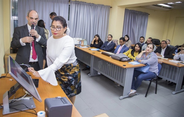 JCE realiza demostración de Voto Automatizado a participantes de maestría sobre Derecho Electoral en la UASD