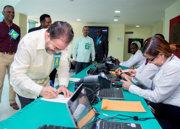 JCE realiza registro de asistencia simultáneo en convenciones nacionales de ALPAIS y OD