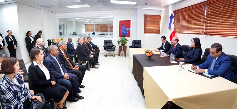 Presidente JCE se reúne con integrantes de la Junta Electoral del Distrito Nacional sobre organización Primarias