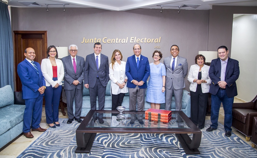 Presidente JCE recibe visita de representantes del PRM
