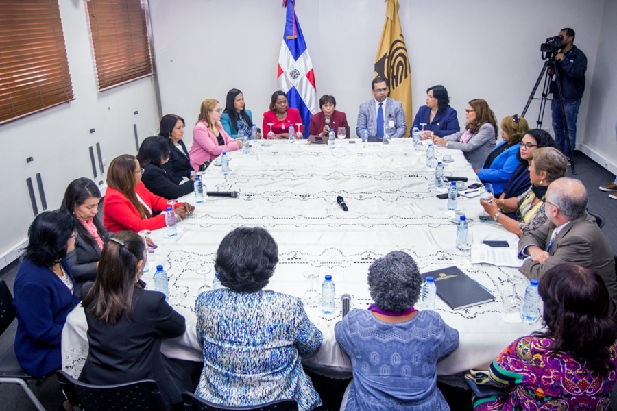 JCE sostiene encuentro con mujeres representantes de instituciones sobre garantías en aplicación de cuota de género