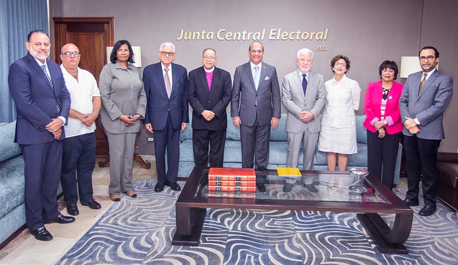 Pleno JCE recibe visita de representantes de la Comisión de Seguimiento del Manifiesto Ciudadano por un Sistema Electoral Transparente