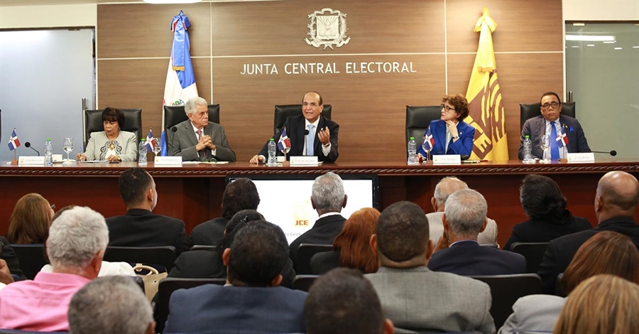 Pleno JCE se reúne con presidentes y secretarios de 158 Juntas Electorales sobre organización elecciones municipales