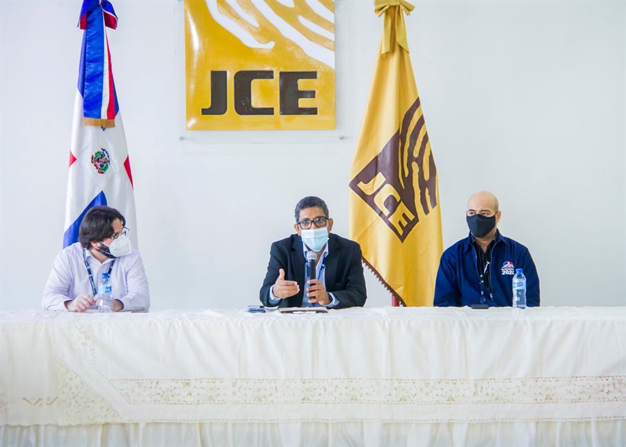 JCE sostiene reunión con veedores y delegados técnicos de partidos sobre el cómputo electoral en el exterior para las elecciones del 5 de julio