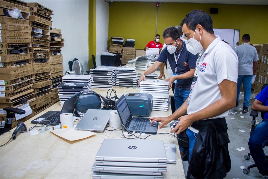 JCE inicia clonado de 9 mil laptops que entregará al MINERD para el programa de educación a distancia y virtual