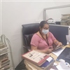 Una representante sentada en su estación de trabajo mientras labora en el proyecto ETLA.