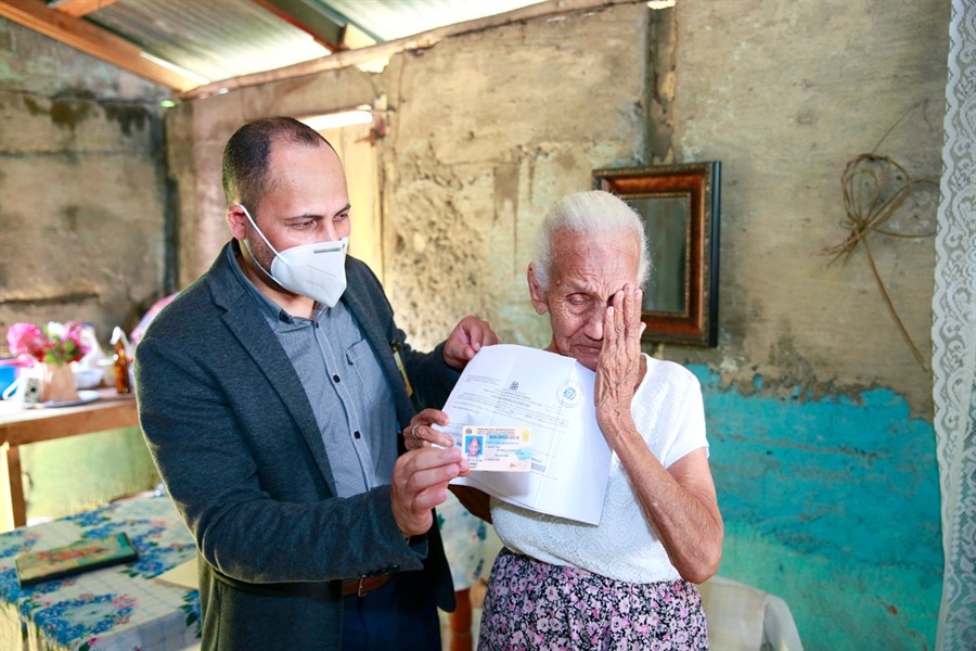 JCE dota de Acta de Nacimiento y entrega Cédula de Identidad Electoral a Eufemia Crucey de 86 años