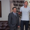 Presidente JCE entrega cédula de identidad y electoral al atleta dominicano Al Horford, de la NBA