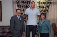 Presidente JCE entrega cédula de identidad y electoral al atleta dominicano Al Horford, de la NBA