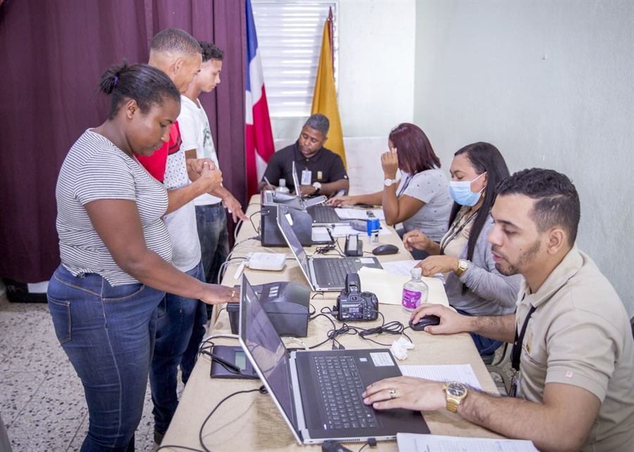 JCE asiste a 896 ciudadanos en operativo manual de  declaraciones tardías de nacimiento en la provincia Monte Plata