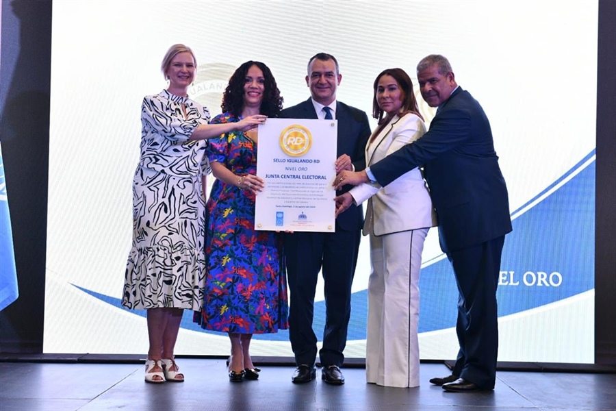 JCE recibe categoría oro en el “Sello Igualando RD”