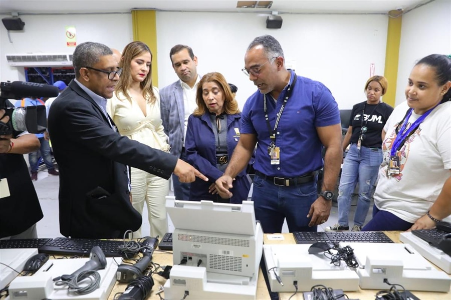 JCE inicia proceso de clonado de equipos que se usarán en primarias de este 1 de octubre