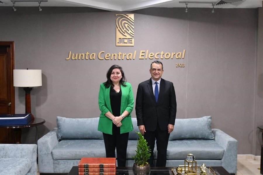 Presidente de la JCE recibe visita de la Encargada de Negocios de la Embajada de los EE. UU. en RD