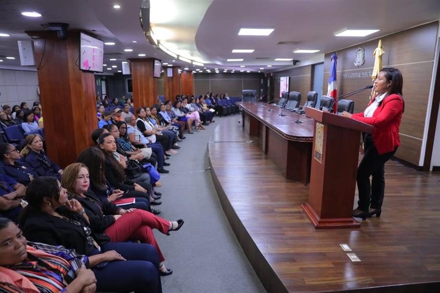 JCE imparte charla a colaboradores sobre prevención de cáncer de mama