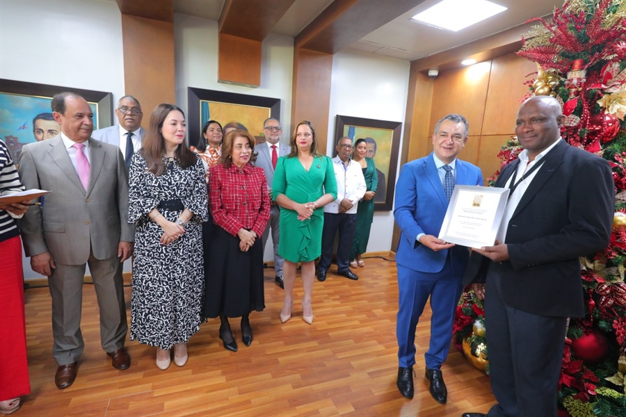 JCE celebra el inicio de la Navidad reconociendo a cinco colaboradores por antigüedad