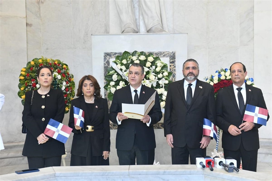 JCE deposita ofrenda floral en el Altar de la Patria con motivo a el 181 aniversario de la Independencia Nacional