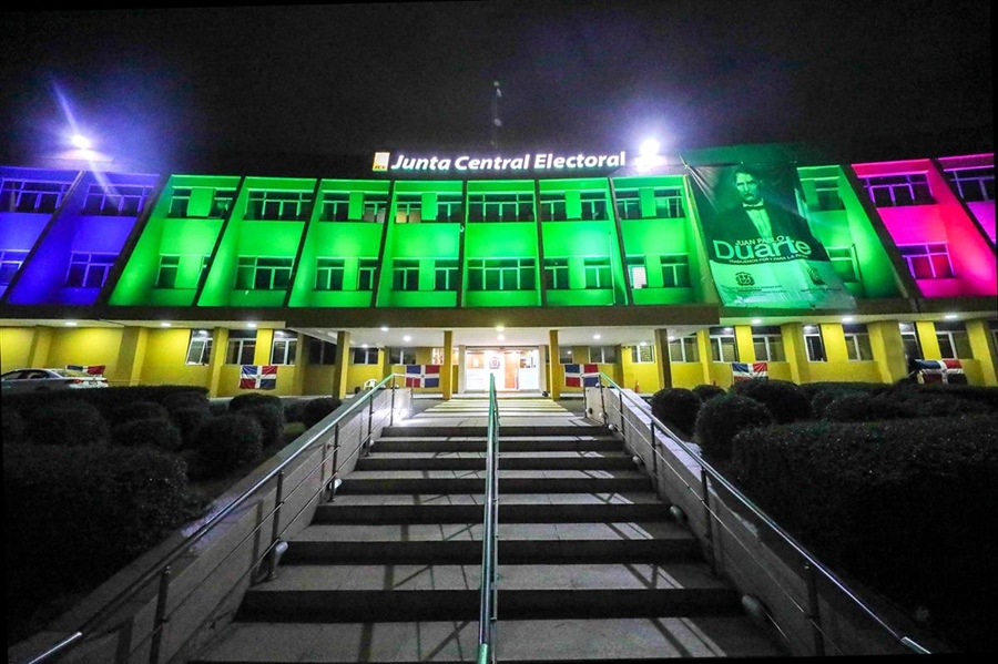 La JCE ilumina sede central con colores alusivos al Día Mundial de las Enfermedades Raras