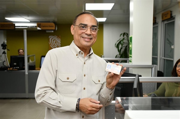 JCE entrega documentos de identidad dominicanos al salsero Gilberto Santa Rosa