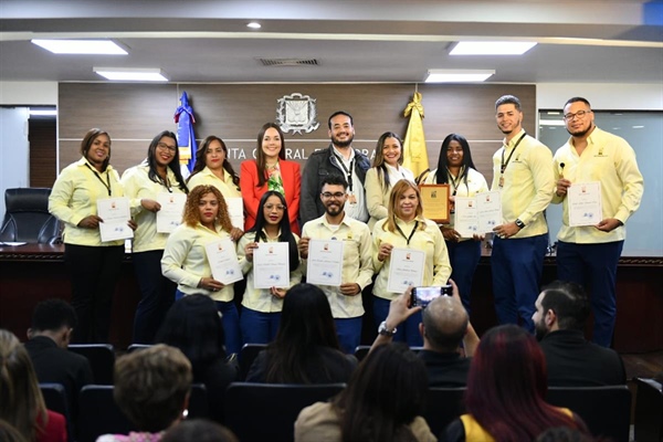 JCE reconoce colaboradores de los Centros de Expedición de Actas y Cédulas