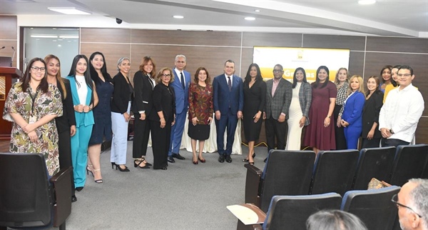 JCE presenta nueva cédula a la Asociación de Mujeres Ejecutivas, Empresarias y Profesionales