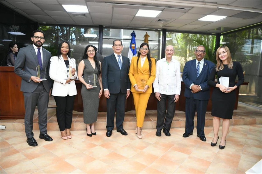 JCE-IESPEC ponen en circulación “Compendio de Ensayos en Materia Electoral y del Estado Civil” del “Tercer Concurso Nacional de Ensayo: Democracia e Identidad 2024”