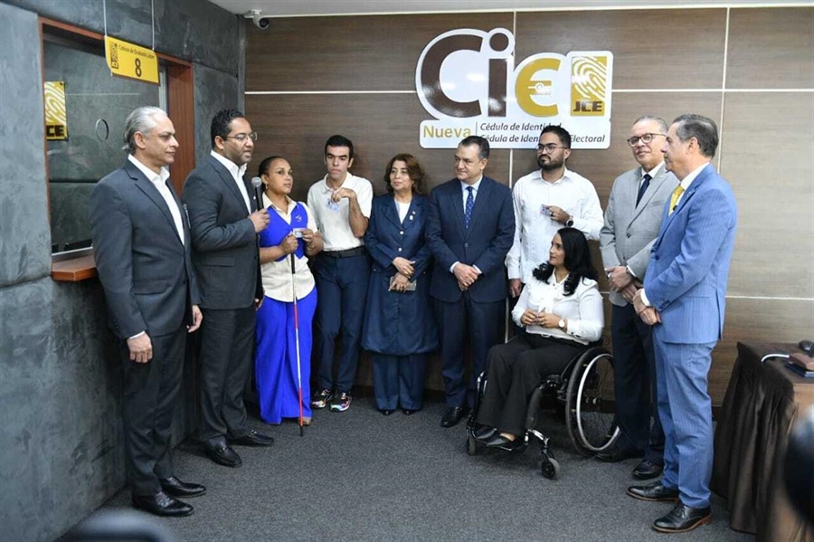 JCE entrega nueva cédula a personas con discapacidad y a miembros del Salón de la Fama de Cooperstown