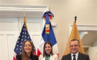 JCE entrega primera nueva cédula en el exterior a embajadora de RD ante EE. UU.